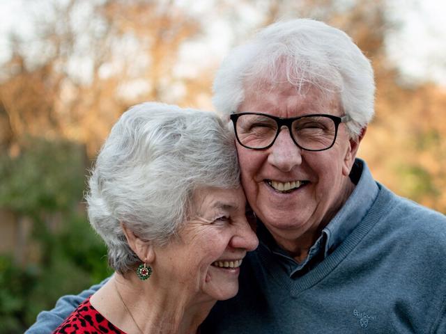 Ein älteres Paar lächelt